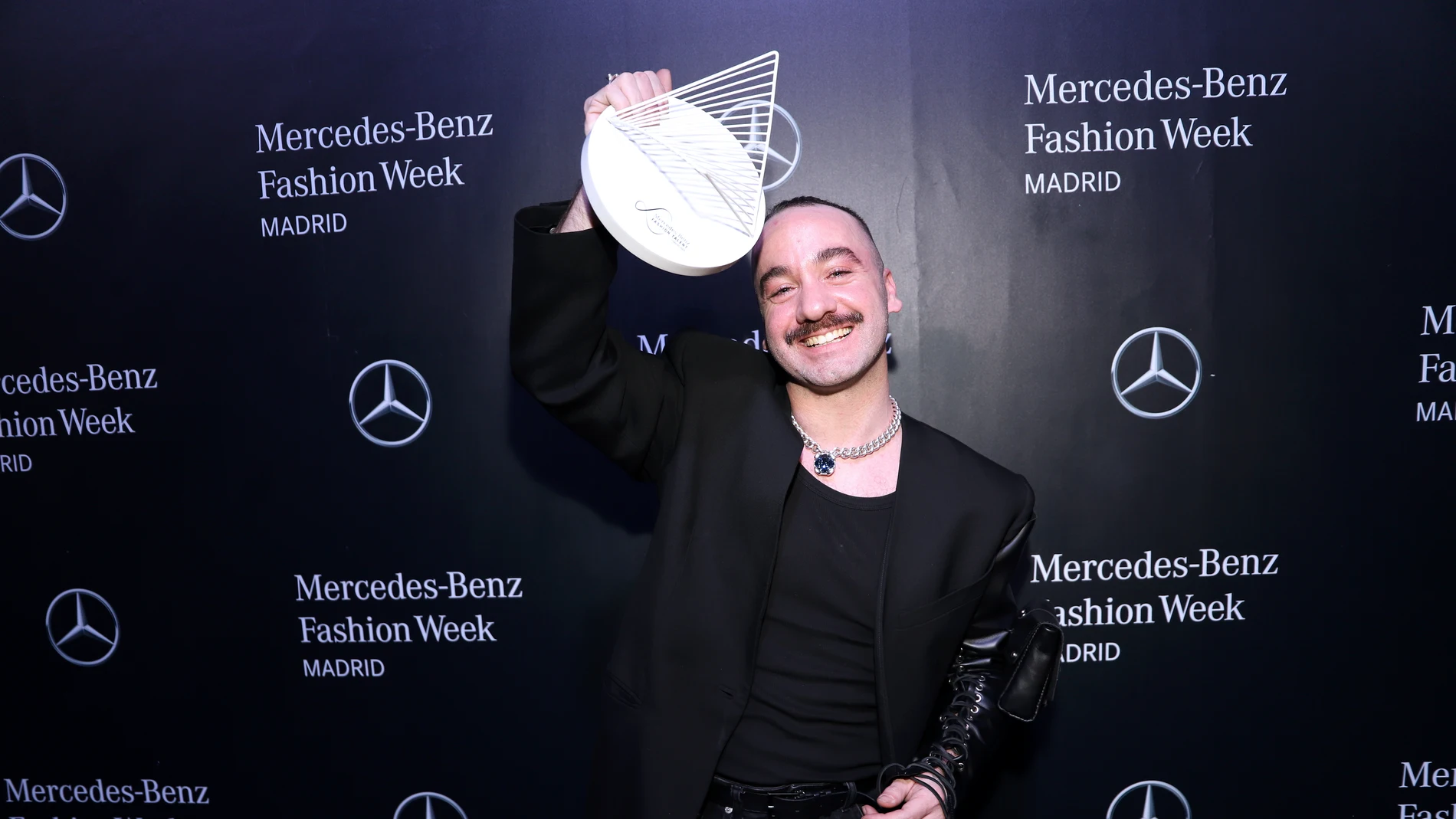 Peter Sposito posa con su premio Mercedes-Benz Fashion Talent