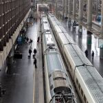 Economía.- La CNMC insta a Adif ha informar a Renfe, Ouigo e Iryo con más antelación de sus horarios disponibles