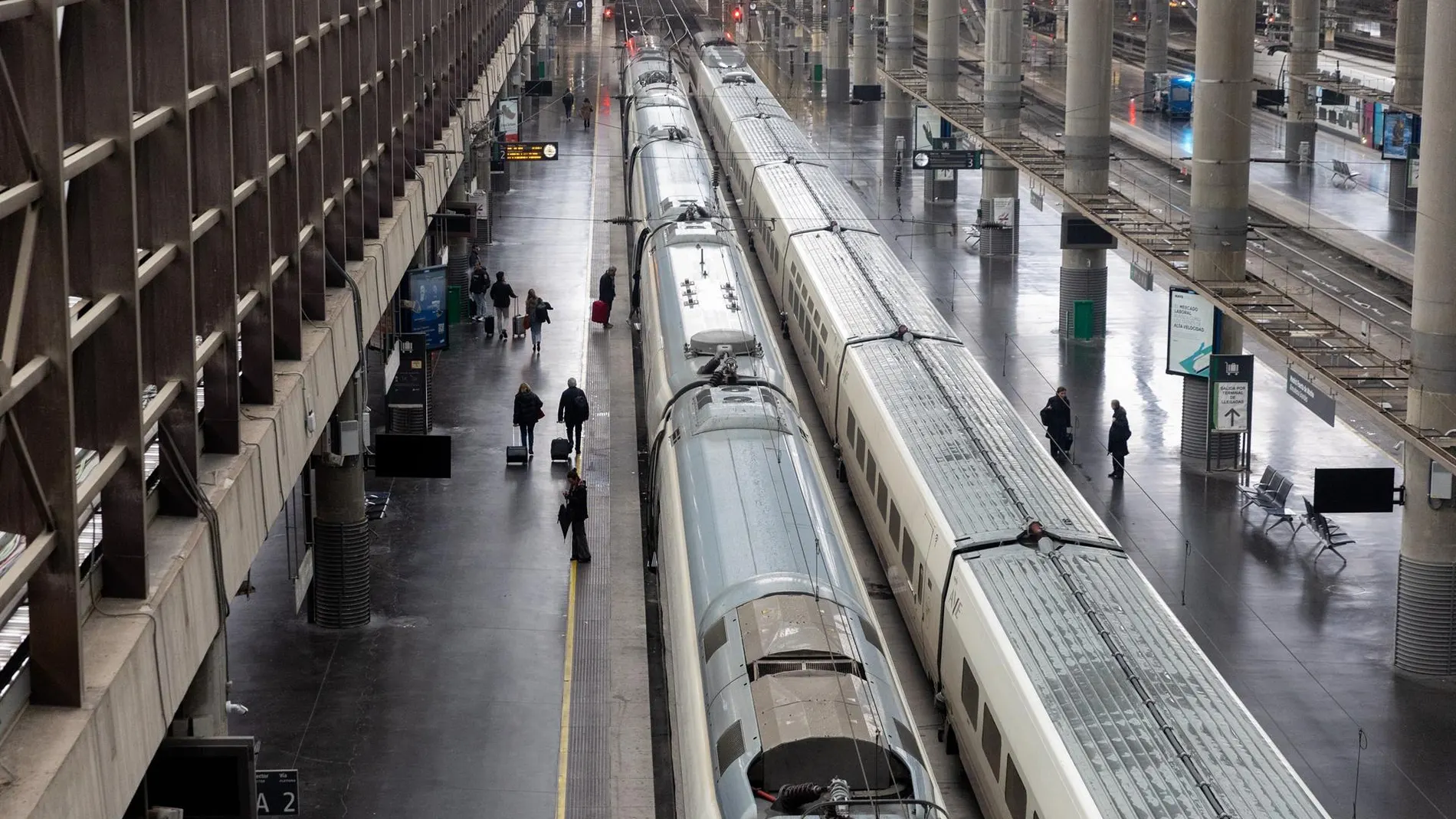 Economía.- La CNMC insta a Adif ha informar a Renfe, Ouigo e Iryo con más antelación de sus horarios disponibles