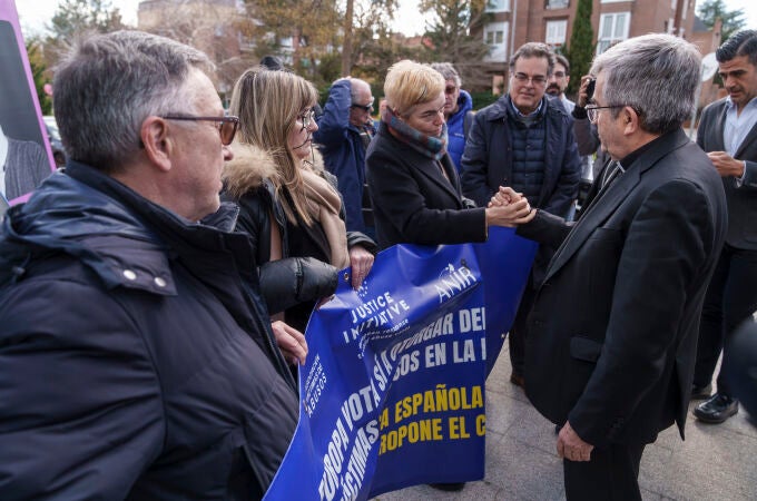 El presidente de los obispos, Luis Argüello, saluda a las víctimas de abuso que protestaron en la sede del Episcopado el 5 de marzo