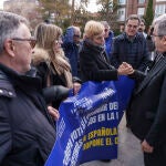 El presidente de los obispos, Luis Argüello, saluda a las víctimas de abuso que protestaron en la sede del Episcopado el 5 de marzo