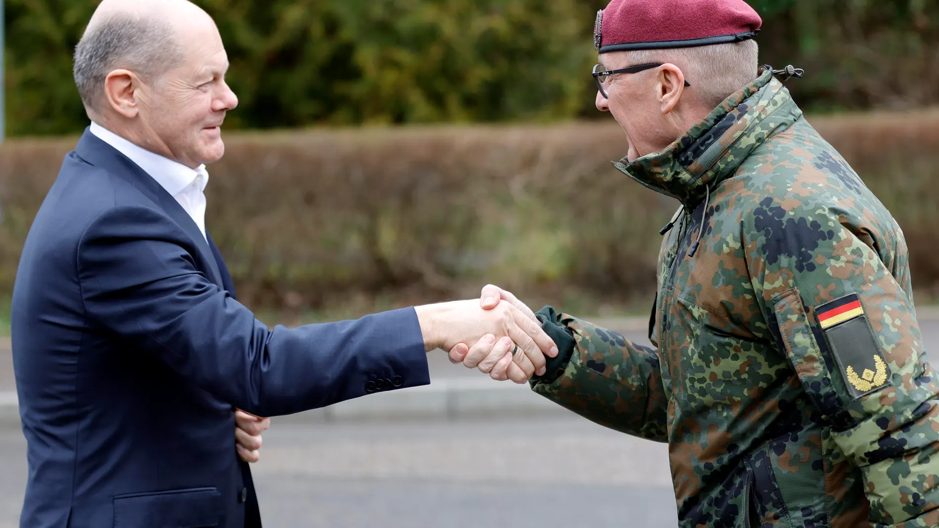 Calw (Germany), 05/03/2024.- Brigade general and Commander of the Special Forces Command (KSK) Ansgar Meyer (R), welcomes German Chancellor Olaf Scholz (L) as he arrives at the German Special Forces Command (KSK) in Calw, Germany, 05 March 2024. Against the backdrop of the current security policy situation, the Federal Chancellor gets an impression of how the turning point is affecting the Army's special forces. (Alemania) EFE/EPA/RONALD WITTEK 