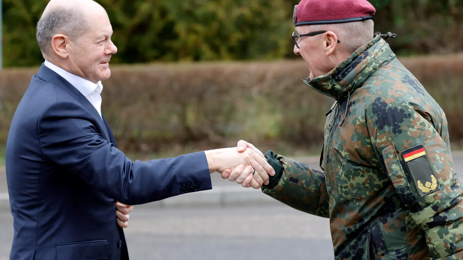 Calw (Germany), 05/03/2024.- Brigade general and Commander of the Special Forces Command (KSK) Ansgar Meyer (R), welcomes German Chancellor Olaf Scholz (L) as he arrives at the German Special Forces Command (KSK) in Calw, Germany, 05 March 2024. Against the backdrop of the current security policy situation, the Federal Chancellor gets an impression of how the turning point is affecting the Army's special forces. (Alemania) EFE/EPA/RONALD WITTEK