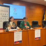 La rectora, María del Rosario Sáez Yuguero y la directora de la Cátedra, Sara Gallardo, presentan la iniciativa