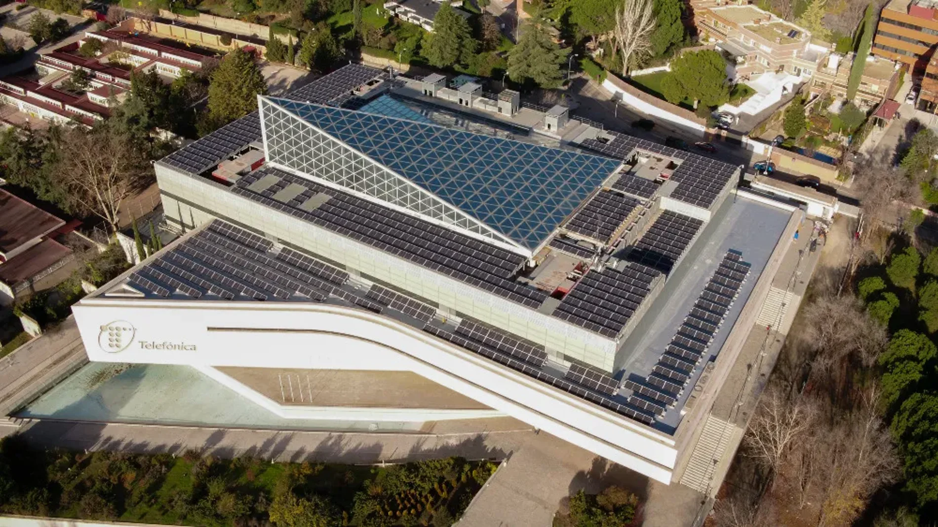 Placas solares en el tejado de un edificio de Telefónica 