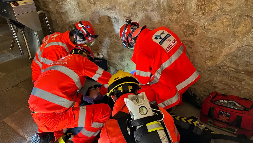 Atención a un trabajador herido durante el simulacro de incendio en el Alcázar de Segovia