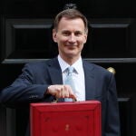 El ministro del Tesoro británico, Jeremy Hunt, abandona el Número 11