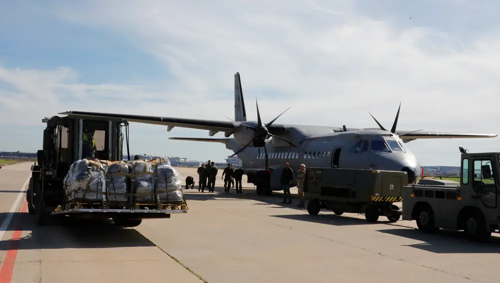 Los paracaídas empaquetados y el avión del Ejército español que los entregará en Jordania 