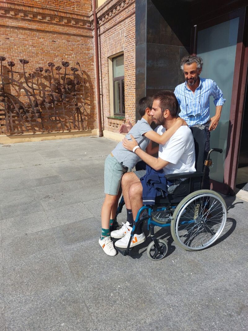 Javier, a su salida del Hospital Beata María Ana, en Madrid