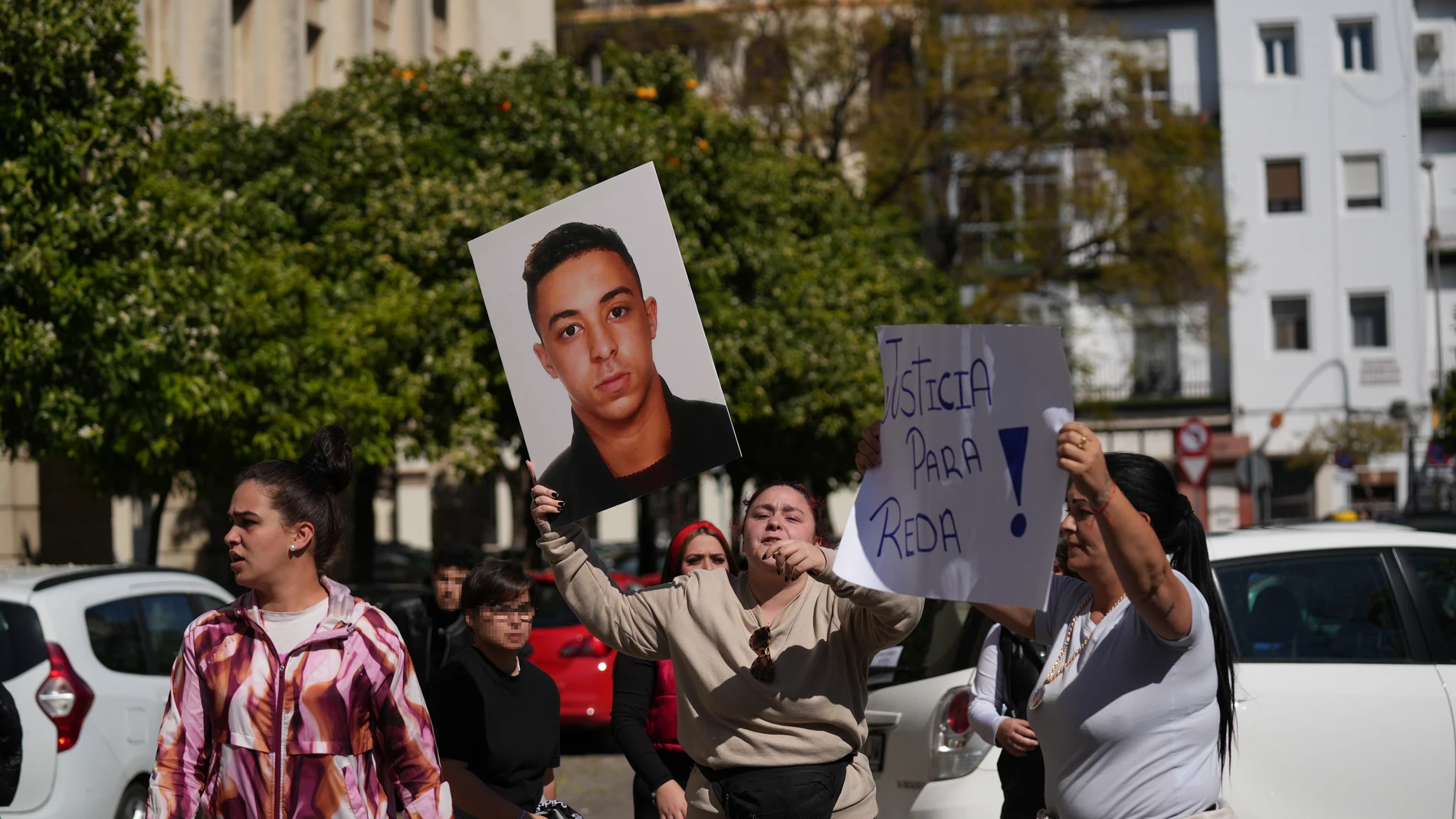 Los familiares de los detenidos se enfrentan en la puerta de la Audiencia provincial con los familiares del joven asesinado , a 6 de marzo de 2024 en Sevilla (Andalucía, España). El pasado fin de semana, en el barrio de Santa Clara, falleció un joven a manos de dos varones a la medianoche. En el día de hoy han pasado a disposición judicial.06 MARZO 2024María José López / Europa Press06/03/2024