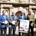 De izda. a dcha. el concejal Eloy Carmona, comisario de la 15 Feria del Libro de Tomares, el vicedirector de la Real Academia Sevillana de Buenas Letras, Antonio Narbona, el alcalde de Tomares, José María Soriano, el director de la Real Academia Sevillana de Buenas Letras, Pablo Gutiérrez-Alviz, y la concejala del área de Cultura del Ayuntamiento de Tomares, Magdalena Ybarra