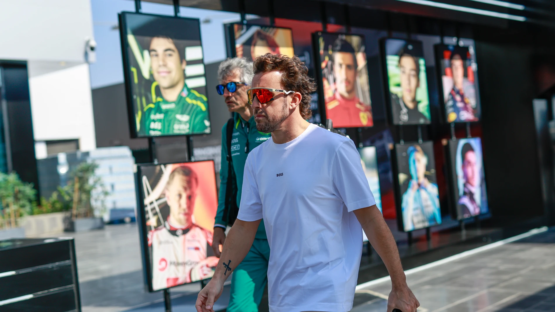Fernando Alonso, en el "paddock" del circuito de Yeda