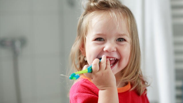 El SDF se aplica con un cepillo sobre la superficie de los dientes, matando las bacterias que la causan