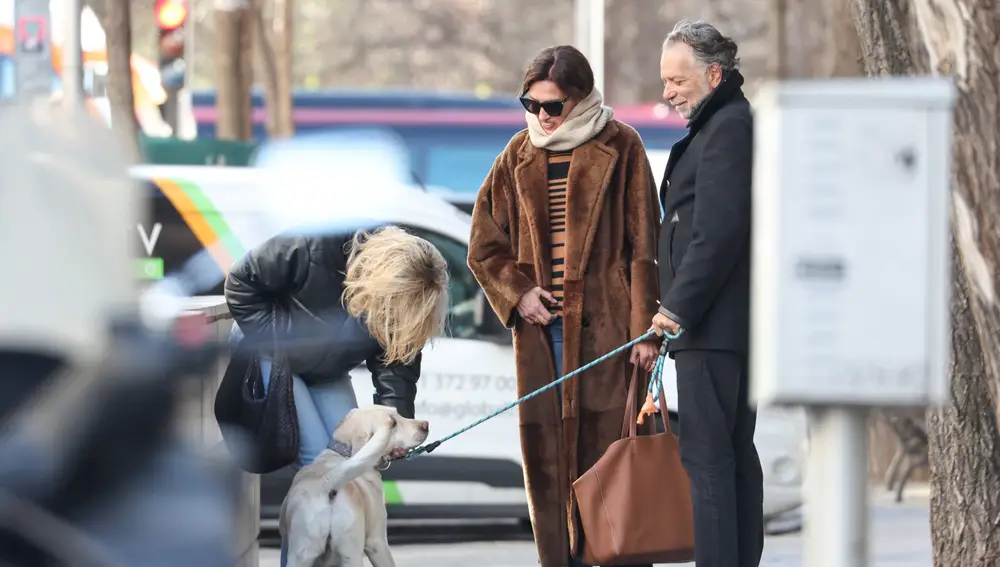 Nieves Álvarez y Bill Saad pasean con su perro por Madrid
