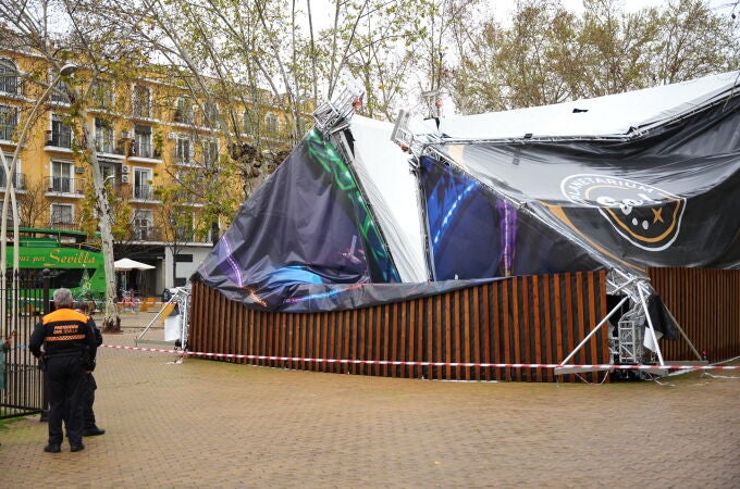 Desplomada en Sevilla parte de la carpa de un planetario instalado en la Alameda cuando había escolares en su interior