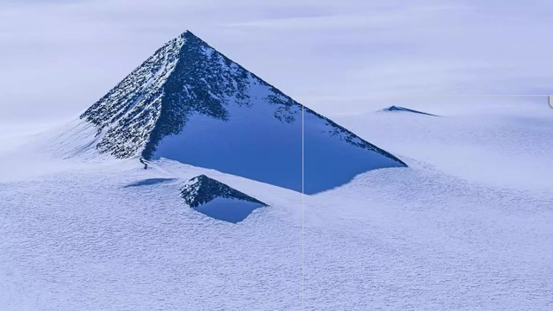 La pirámide guarda especial parecido con las del Antiguo Egipto y puede verde a través de Google Earth