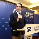 El consejero Suárez-Quiñones informa sobre el aprovechamiento de los montes en la Escuela de Alcaldes del PP berciano