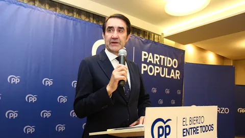 El consejero Suárez-Quiñones informa sobre el aprovechamiento de los montes en la Escuela de Alcaldes del PP berciano