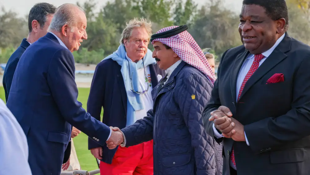 El Rey Juan Carlos saludando al rey de Baréin
