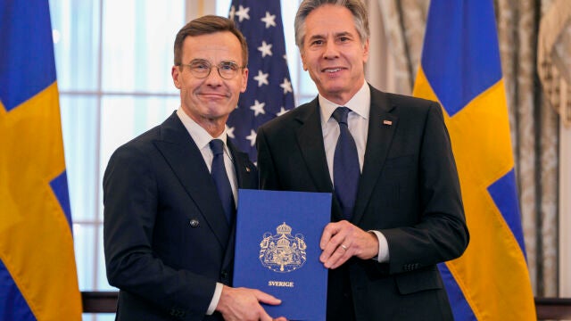 El primer ministro sueco, Ulf Kristersson, entrega al secretario de Estado, Antony Blinken, la ratificación del ingreso de Suecia a la OTAN