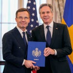 El primer ministro sueco, Ulf Kristersson, entrega al secretario de Estado, Antony Blinken, la ratificación del ingreso de Suecia a la OTAN