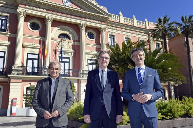 El alcalde de Murcia, José Ballesta, junto al consejero Luis Alberto Marín (d) y el presidente de Ucomur, Juan Antonio Pedreño (i)