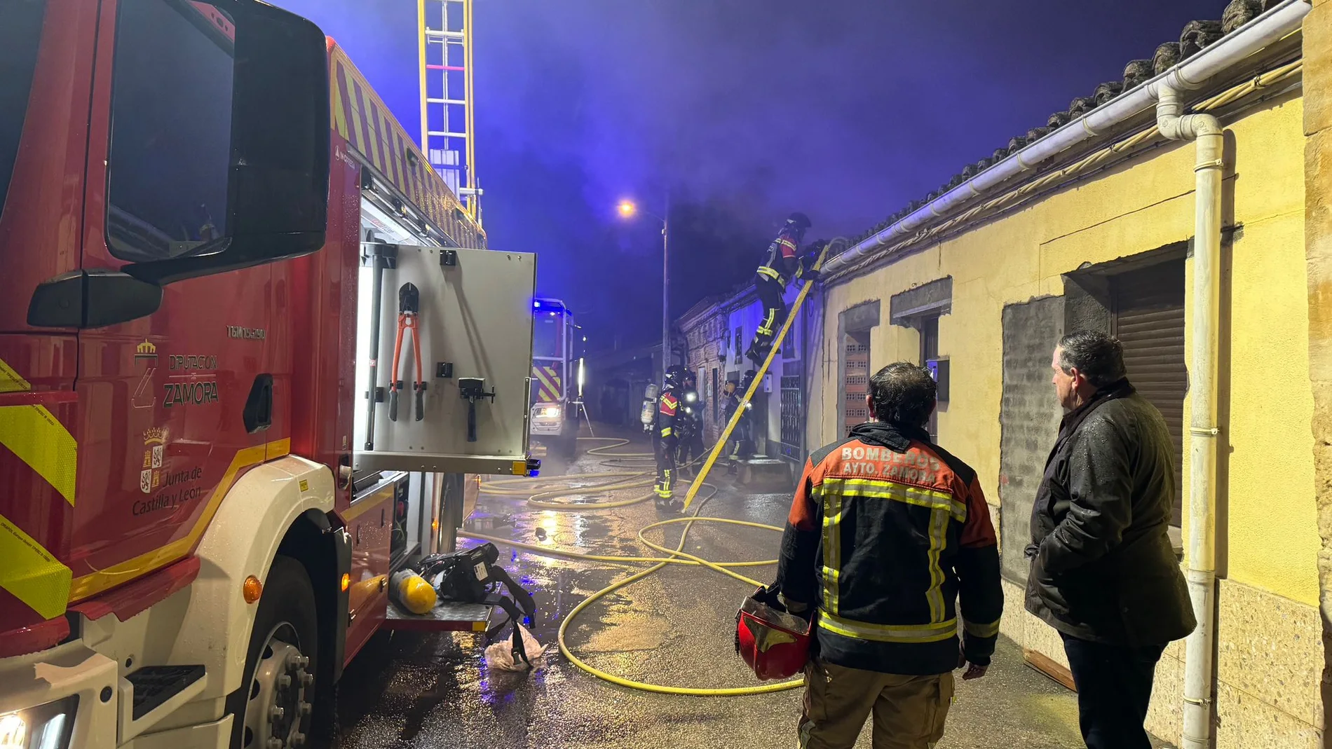 Cinco personas escapan de las llamas tras incendiarse una vivienda en Zamora 