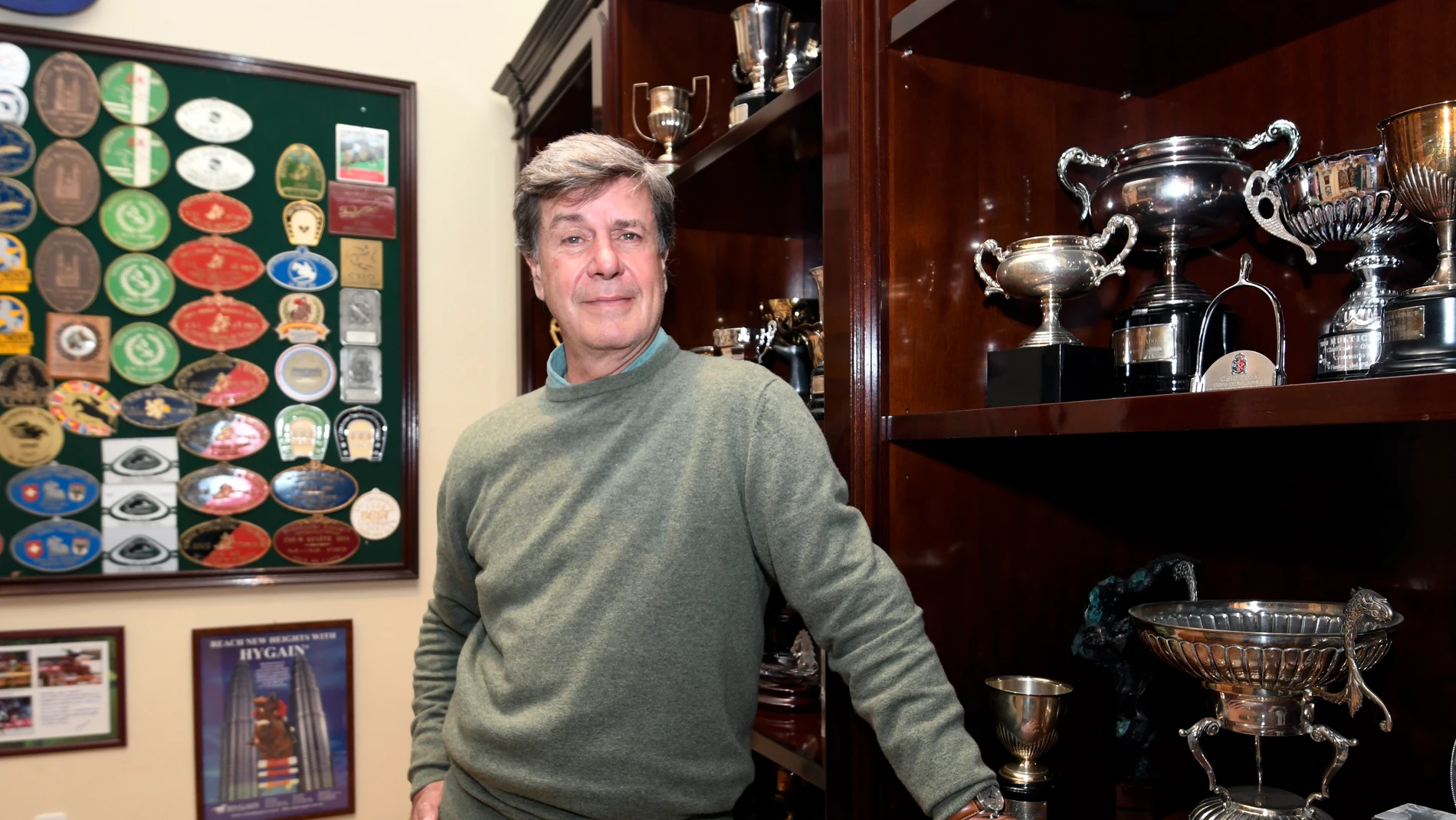Cayetano Martínez de Irujo, en su sala de trofeos en Sevilla