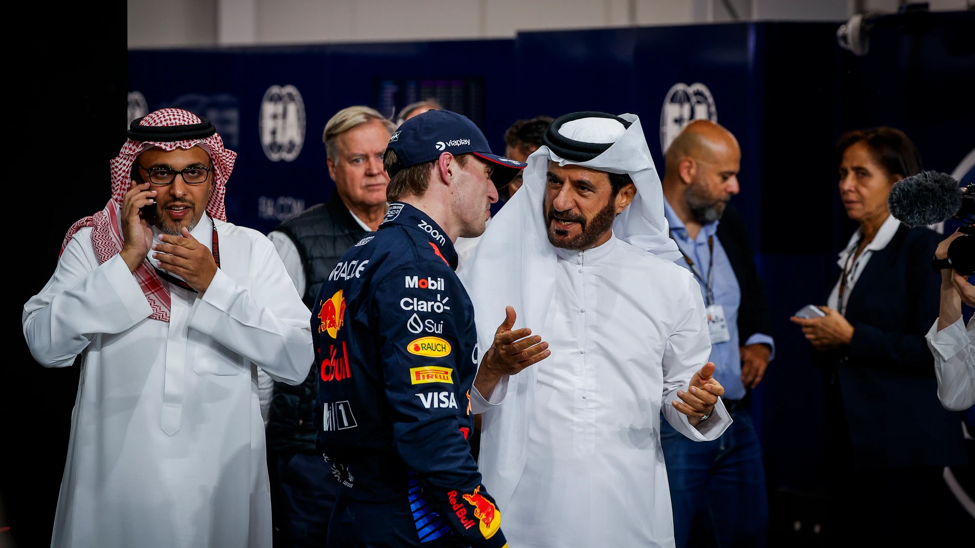 Max Verstappen dialoga con Mohammed Ben Sulayem, presidente de la FIA