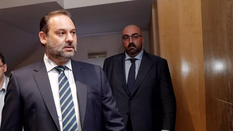 José Luis Ábalos, junto a su entonces asesor Koldo García en 2019