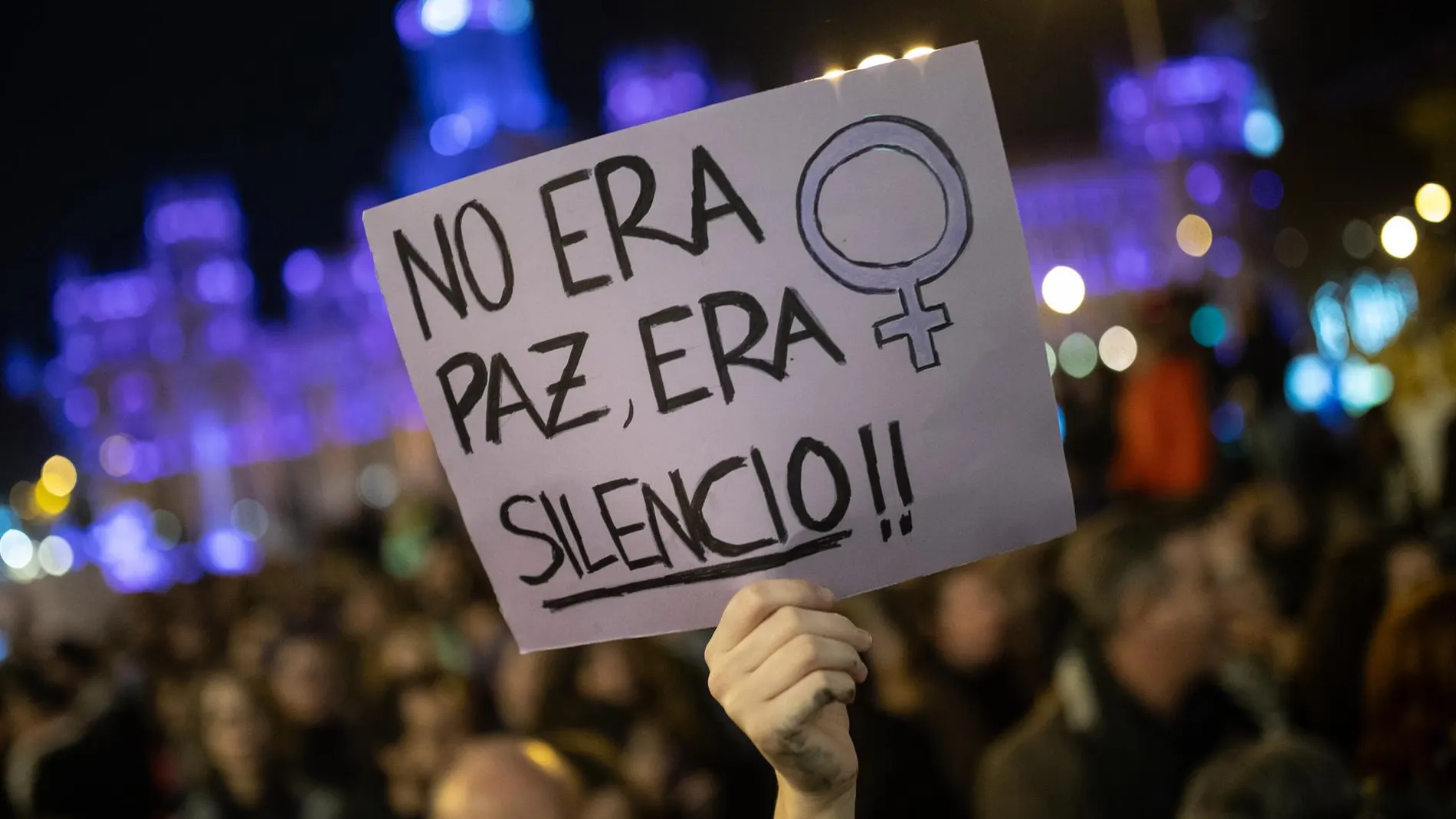 MADRID.-Trabajadoras contra violencia de género se concentran el 8M en Cibeles por la "precariedad de recursos" del Ayuntamiento