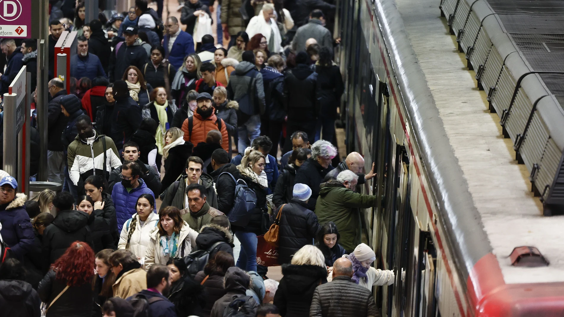 Pasajeros en la estación de Atocha de Madrid