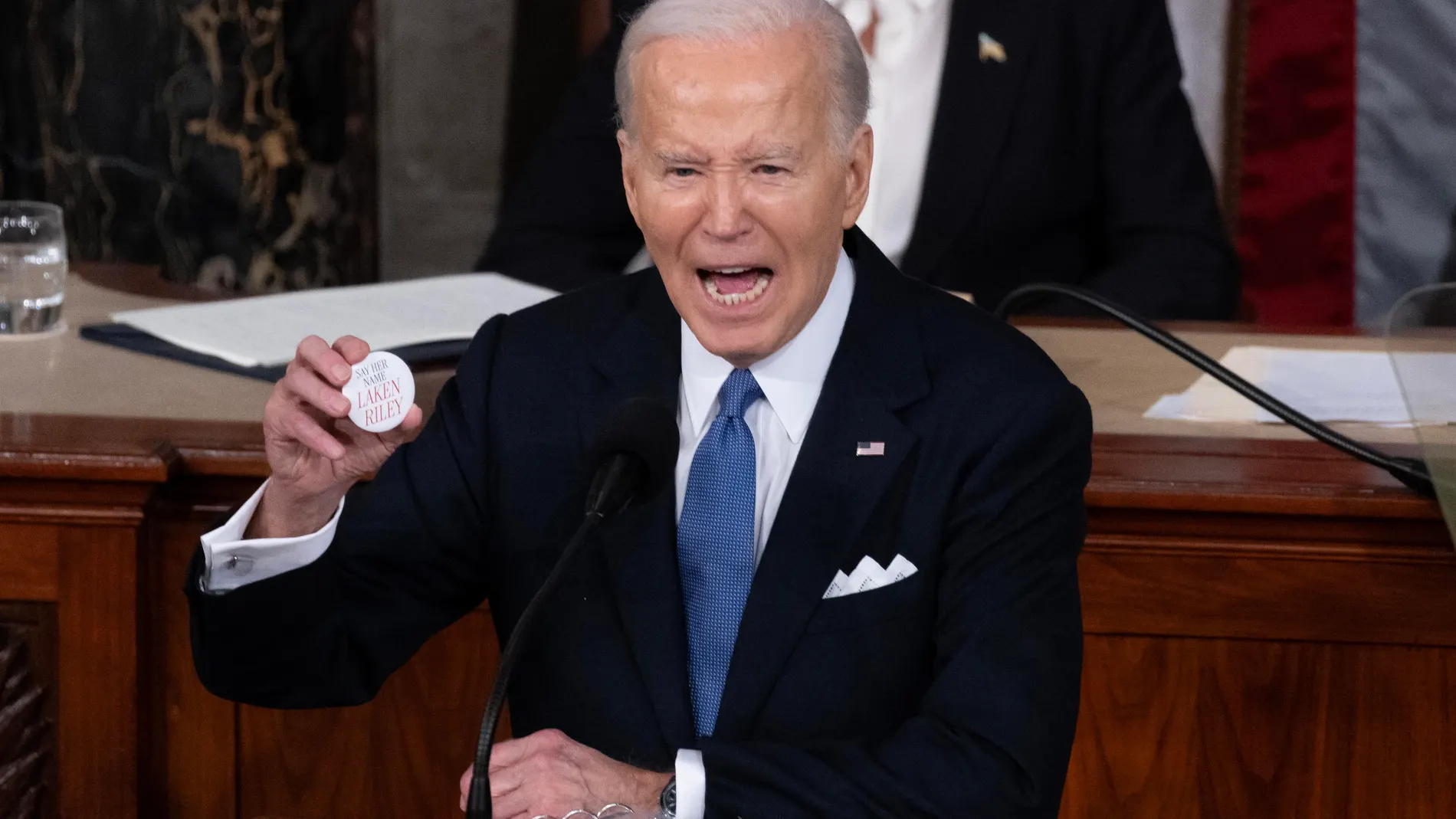 Washington (United States), 08/03/2024.- US President Joe Biden holds a pin referring to slain Georgia student Laken Riley; while delivering his State of the Union address before a joint session of Congress on the floor of the US House of Representatives, on Capitol Hill in Washington, DC, USA, 07 March 2024. EFE/EPA/MICHAEL REYNOLDS 