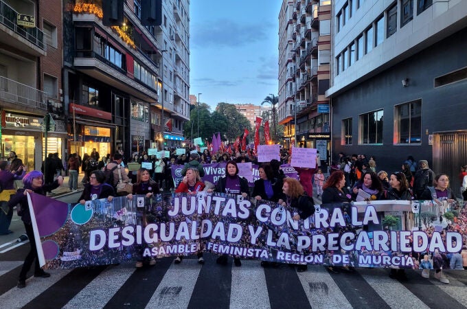 Miles de mujeres se manifiestan en Murcia 'Ante el auge fascista' y 'Contra la represión del movimiento feminista'