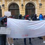 Un centenar de jóvenes migrantes del centro de acogida de Campano se manifiesta en Chiclana