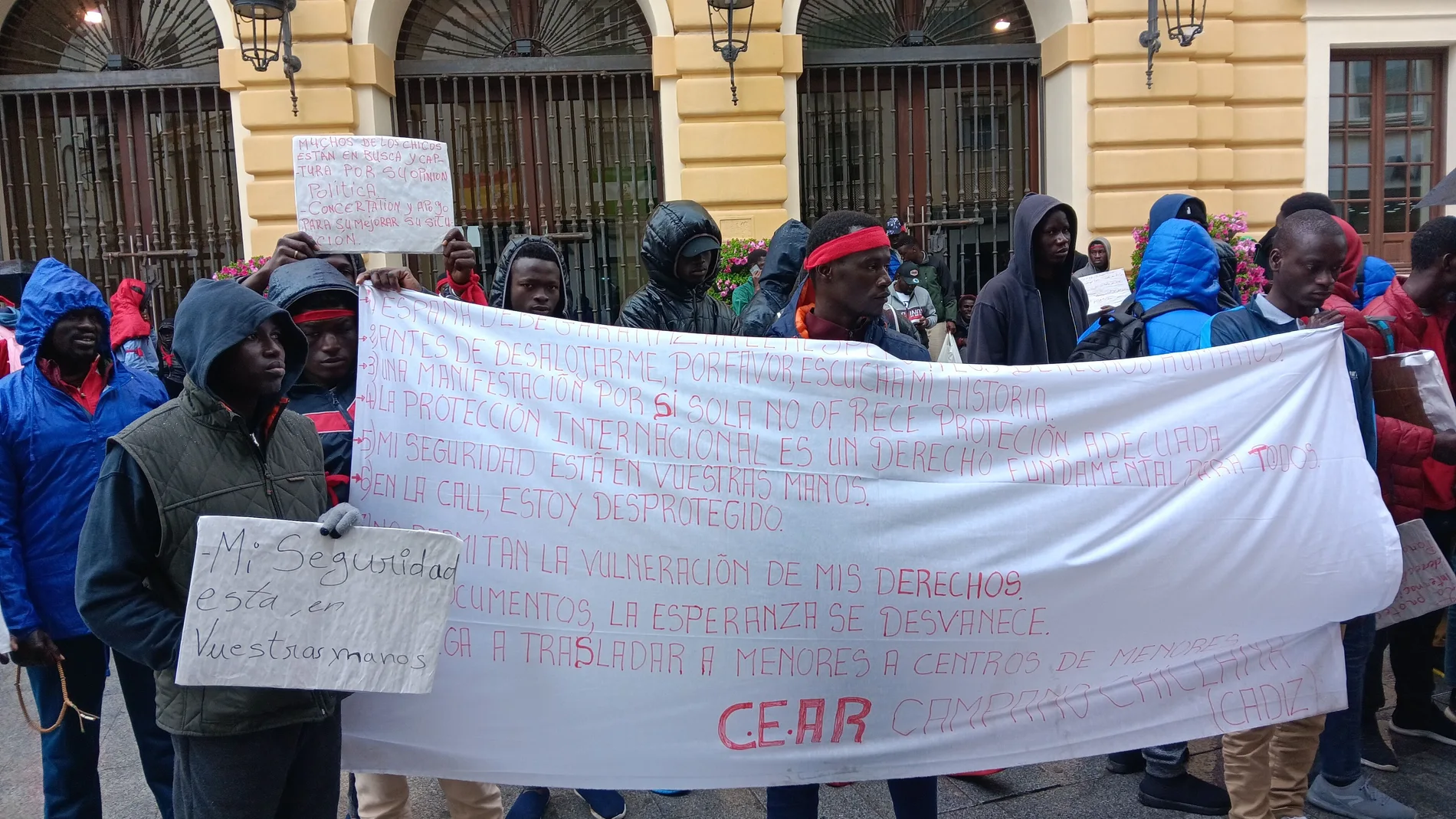 Un centenar de jóvenes migrantes del centro de acogida de Campano se manifiesta en Chiclana