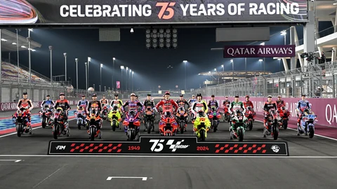 Los pilotos de MotoGP posan en la recta de meta del circuito de Lusail