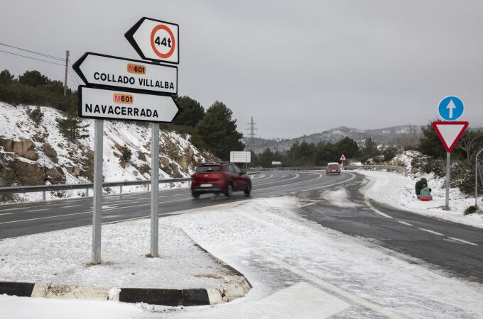 La nieve complica la circulación en la Sierra de Madrid, con cadenas obligatorias en casi todos los puertos