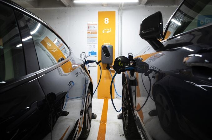 Imagen de coches eléctricos recargando las baterias en un aparcamiento de Madrid. 