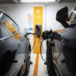 Imagen de coches eléctricos recargando las baterias en un aparcamiento de Madrid. 