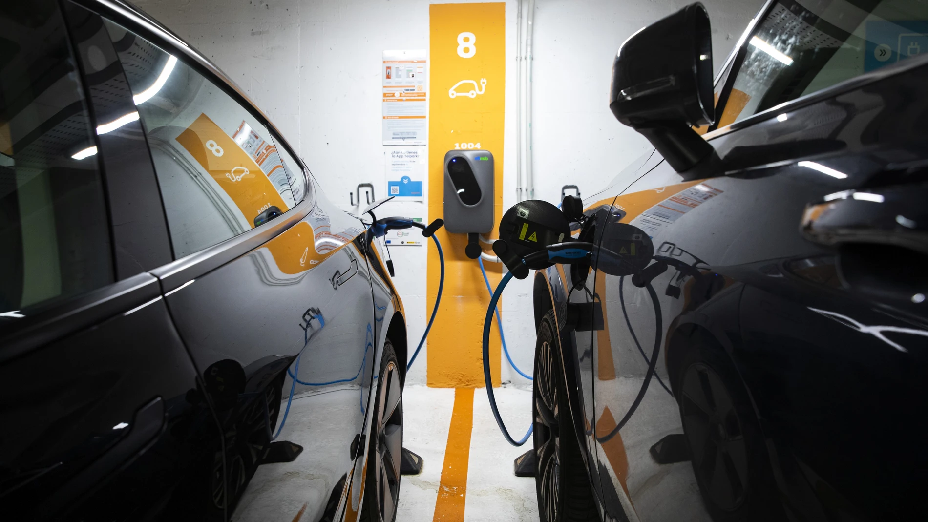 Imagen de coches eléctricos recargando las baterias en un aparcamiento