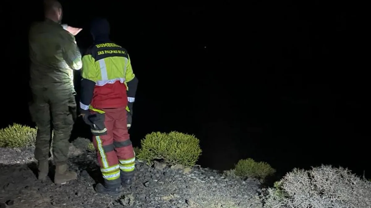 Rescatan a un hombre tras caer en el espigón del faro del Estacio en San Javier (Murcia)