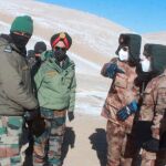 Soldados de India y China celebran una reunión en la región del lago Pangong, en Ladakh, en la frontera entre India y China, en 2021.