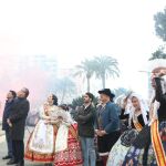 Barcala y Ballesta junto a las representantes de las respectivas fiestas, contemplan la mascletà en Murcia