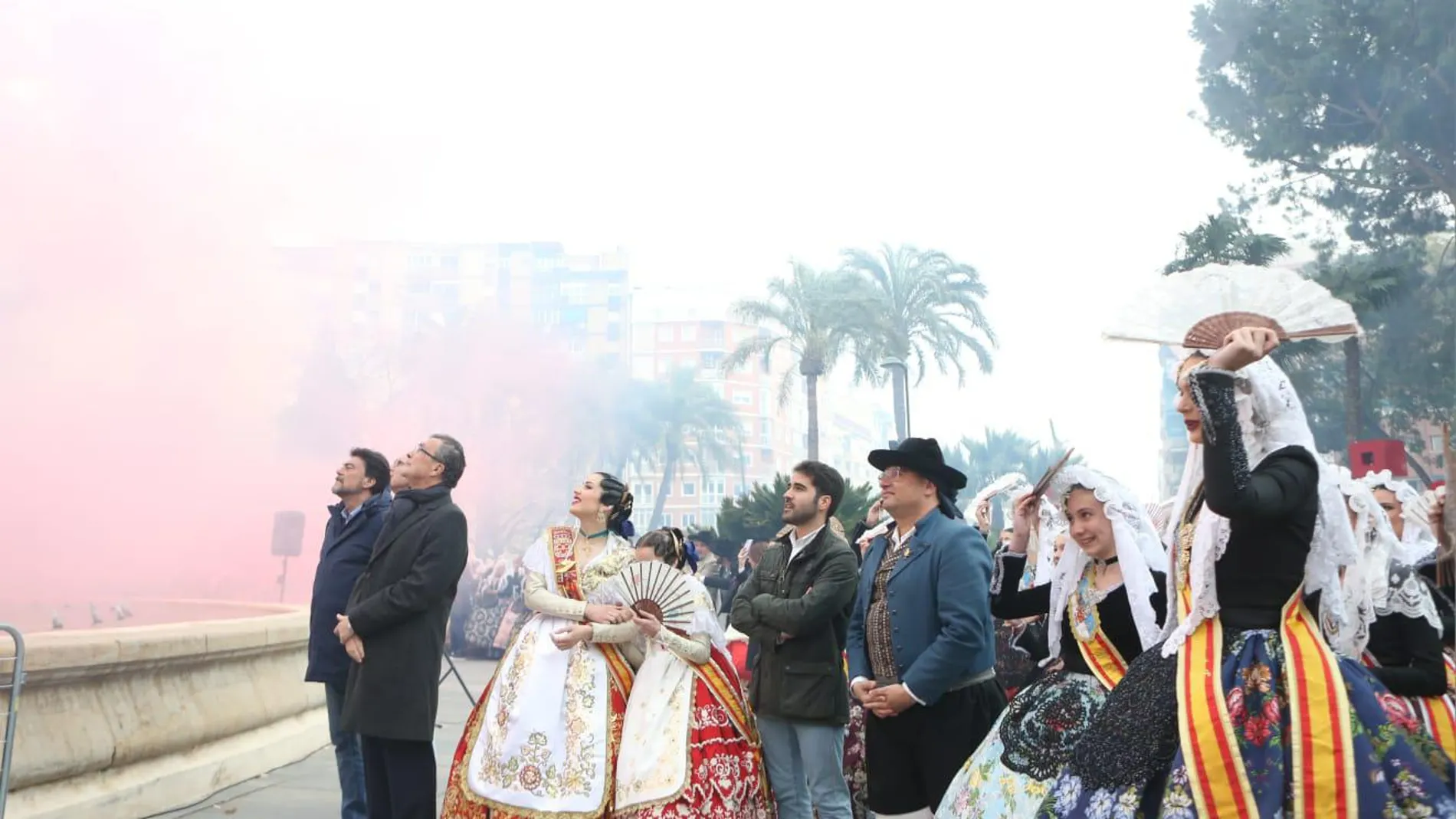 Barcala y Ballesta junto a las representantes de las respectivas fiestas, contemplan la mascletà en Murcia