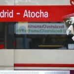 Un ramo de flores en la estación de Atocha de Madrid en recuerdo de las víctimas