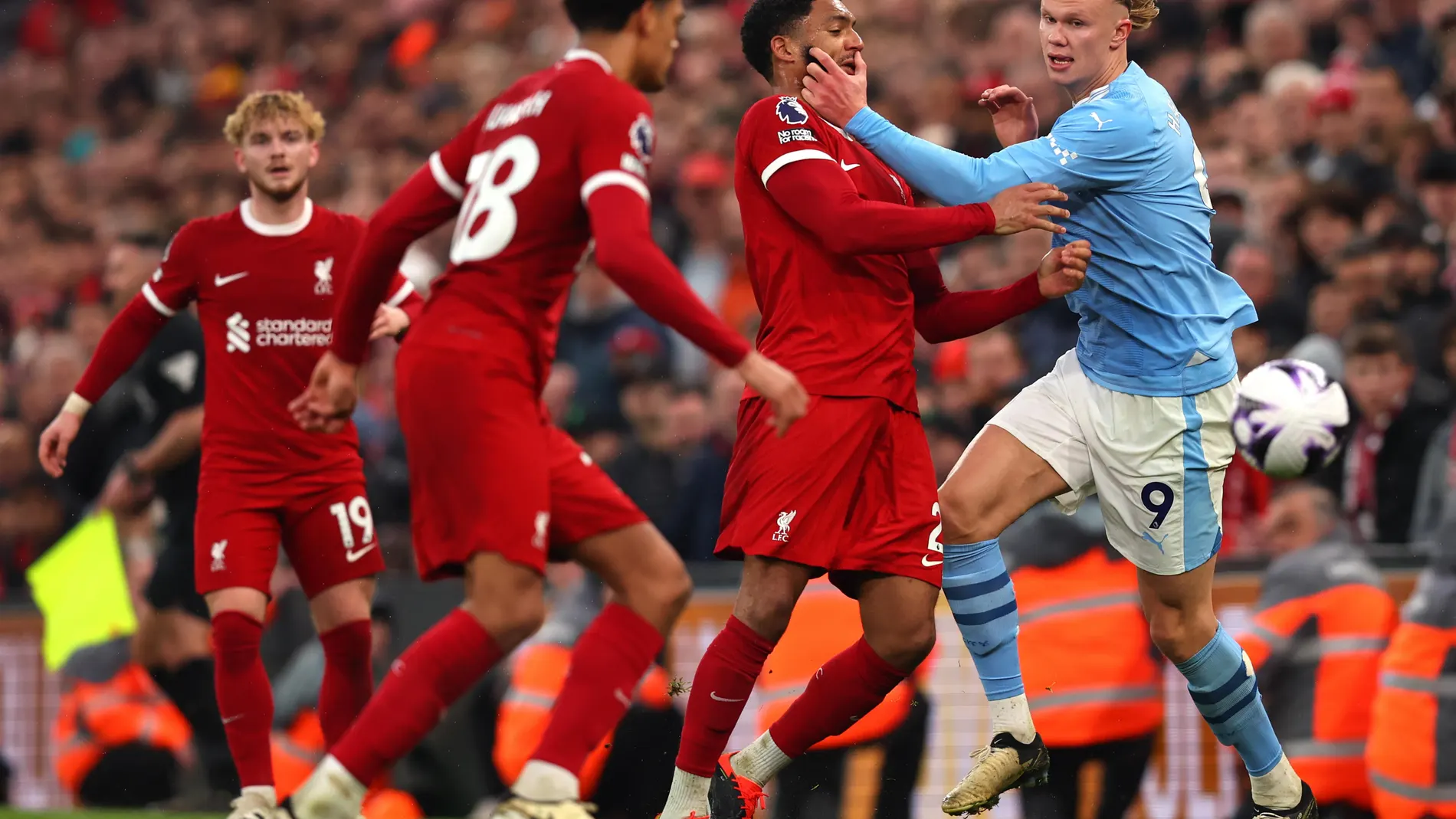 Liverpool (United Kingdom), 10/03/2024.- Erling Haaland (R) of Manchester City and Joe Gomez (C) of Liverpool FC in action during the English Premier League match between Liverpool FC and Manchester City, at Anfield, Liverpool, Britain, 10 March 2024. (Reino Unido) EFE/EPA/ASH ALLEN EDITORIAL USE ONLY. No use with unauthorized audio, video, data, fixture lists, club/league logos, 'live' services or NFTs. Online in-match use limited to 120 images, no video emulation. No use in betting, games o...