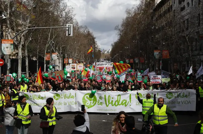 Miles de personas marchan en Madrid a favor de la vida y en contra de 