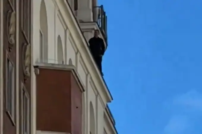 Cortada la Gran Vía de Madrid por un hombre en una cornisa del Hotel Emperador
