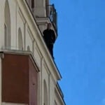 Cortada la Gran Vía de Madrid por un hombre en una cornisa del Hotel Emperador